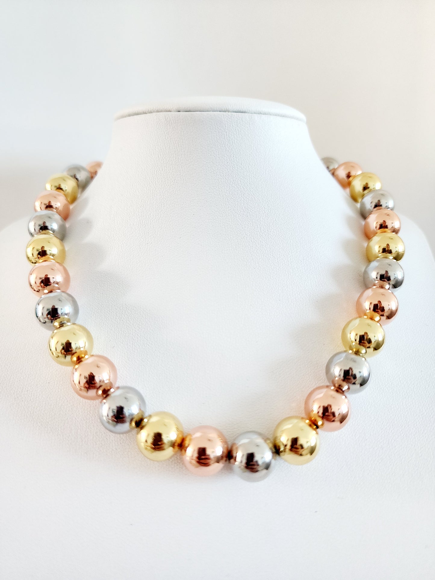 🌟 Collar Triple Shine – Bolas en Tres Tonos Ajustables