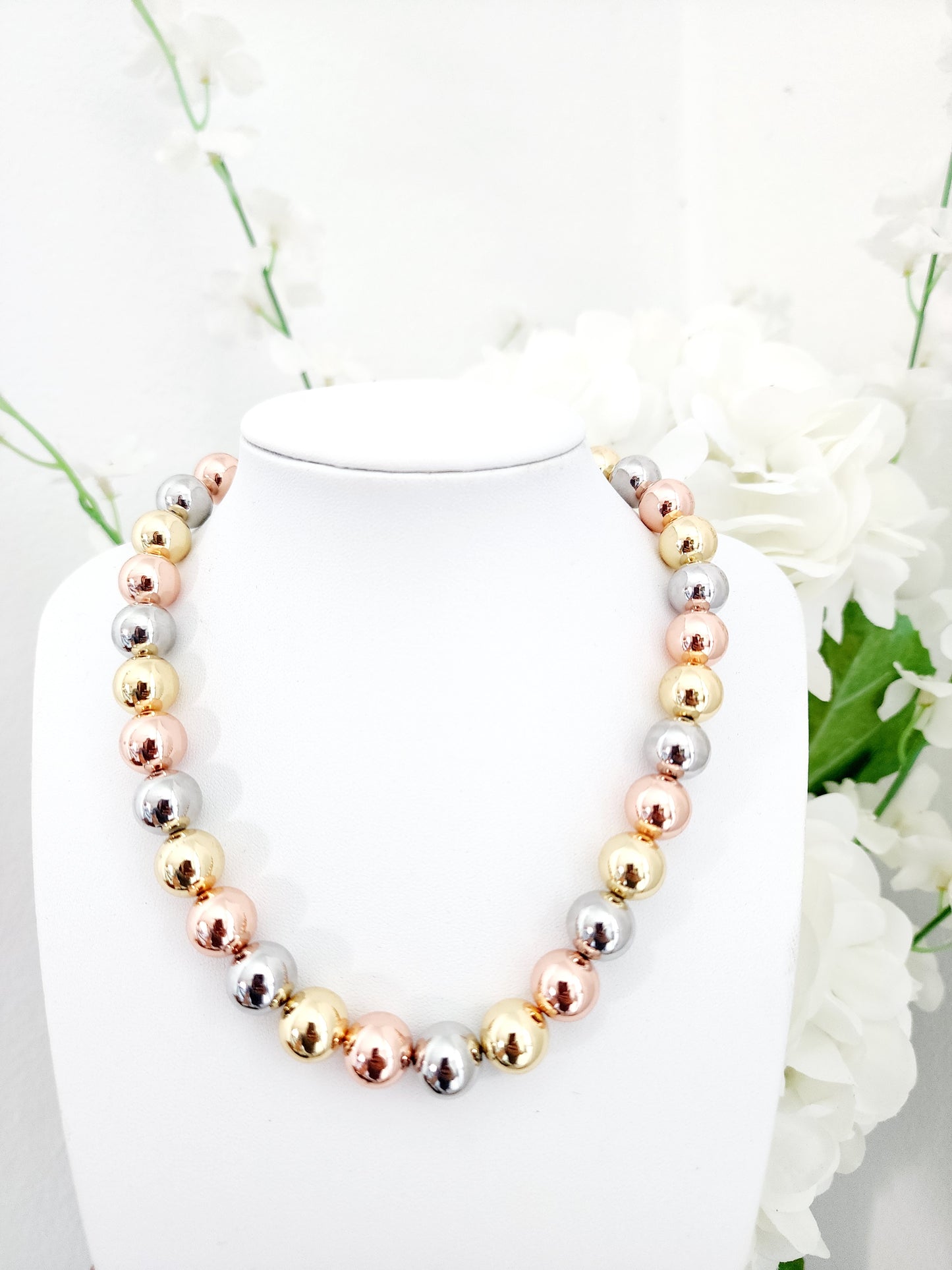 🌟 Collar Triple Shine – Bolas en Tres Tonos Ajustables