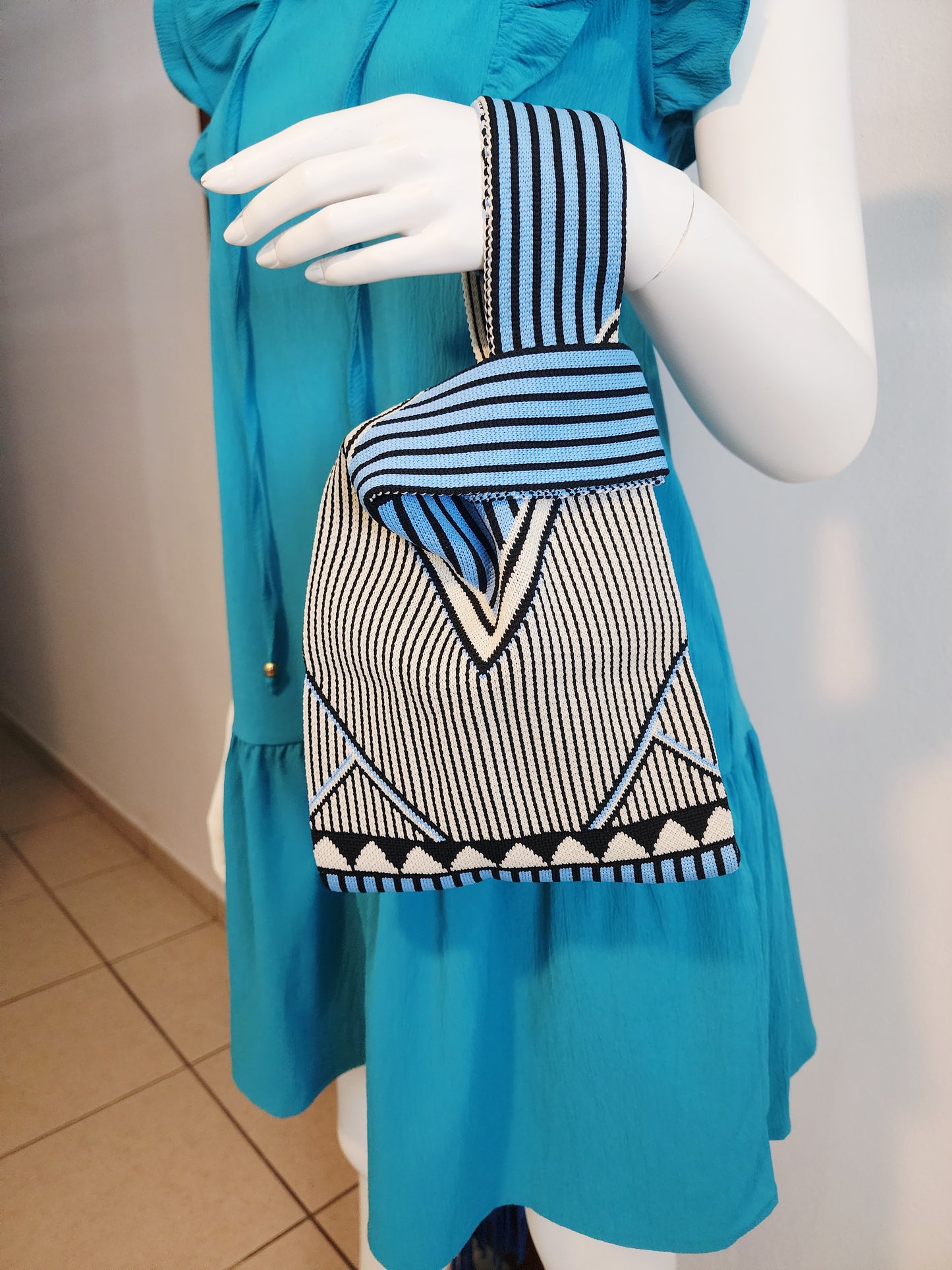 Bolso Loop Chic – Estilo Único y Moderno
