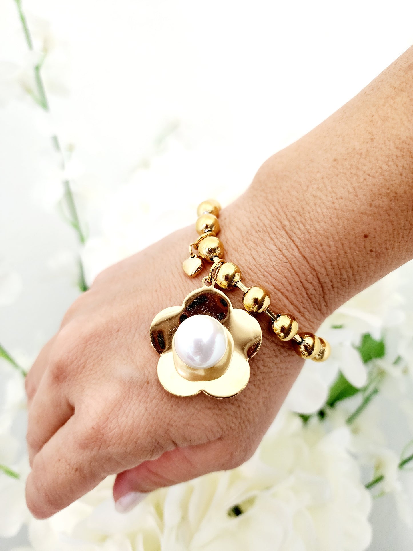 🌸 Pulsera Golden Bloom – Cadena de Bolas Dorada con Péndant Flor y Perla ✨
