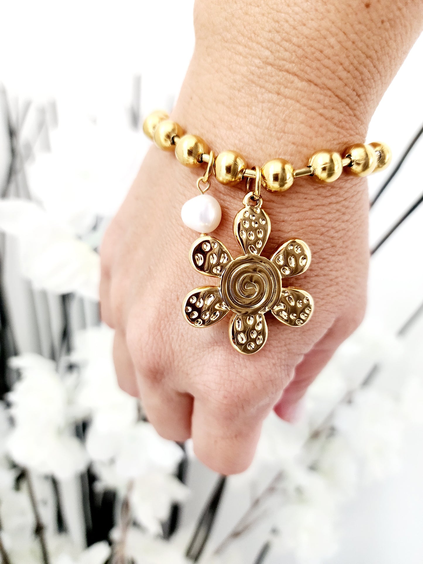 🌞 Pulsera Sun-flower Glow – Cadena de Bolas Dorada con Péndant Flor y Perla ✨