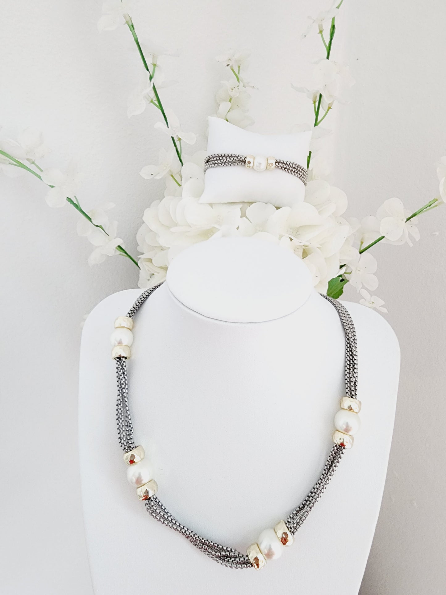 Necklace and bracelet set in rhodium, silver, gold and pearls