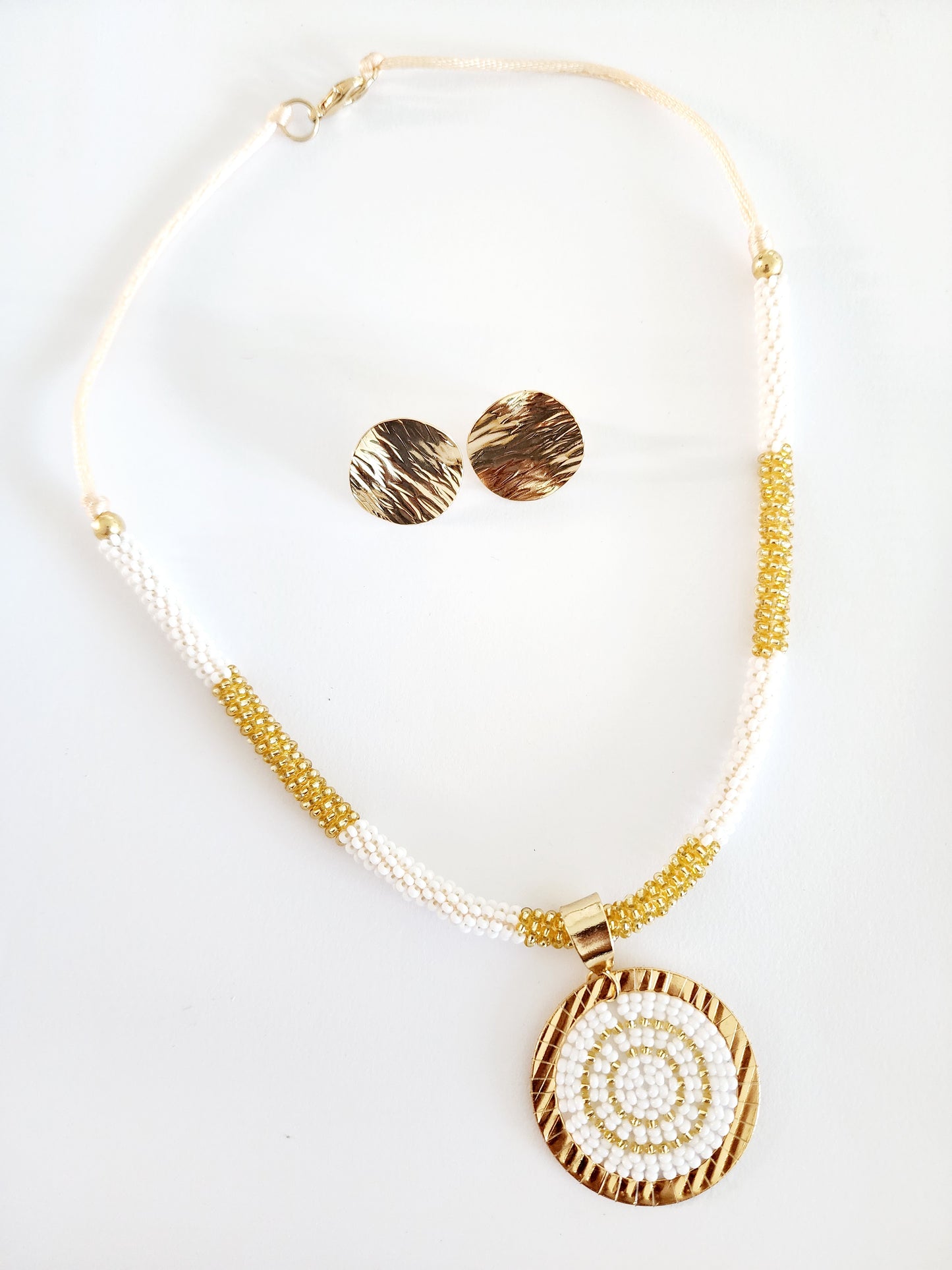 ✨ Set Golden Grace – Collar y Pantallas en Beads Blanco y Dorado ✨