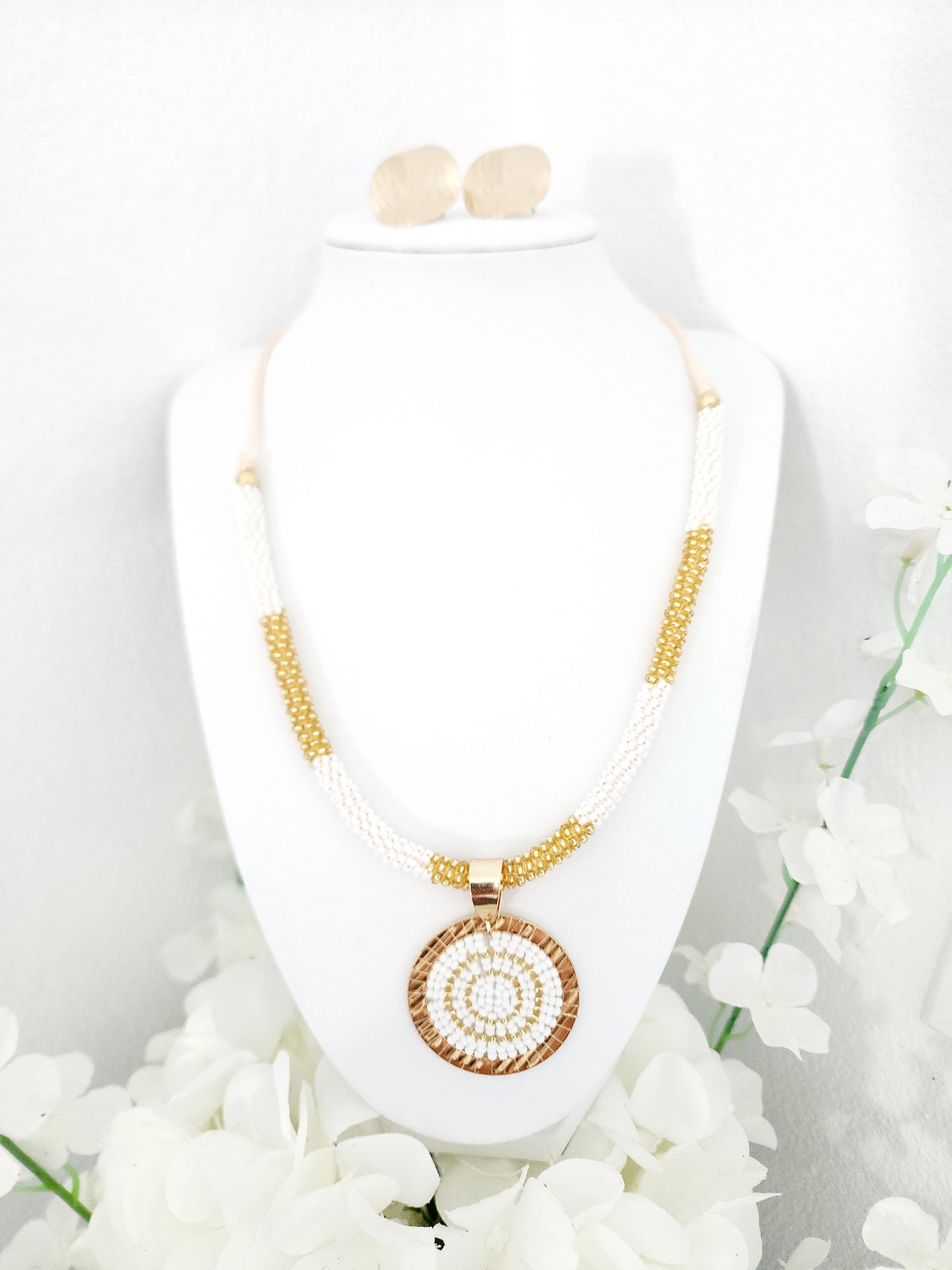 ✨ Set Golden Grace – Collar y Pantallas en Beads Blanco y Dorado ✨