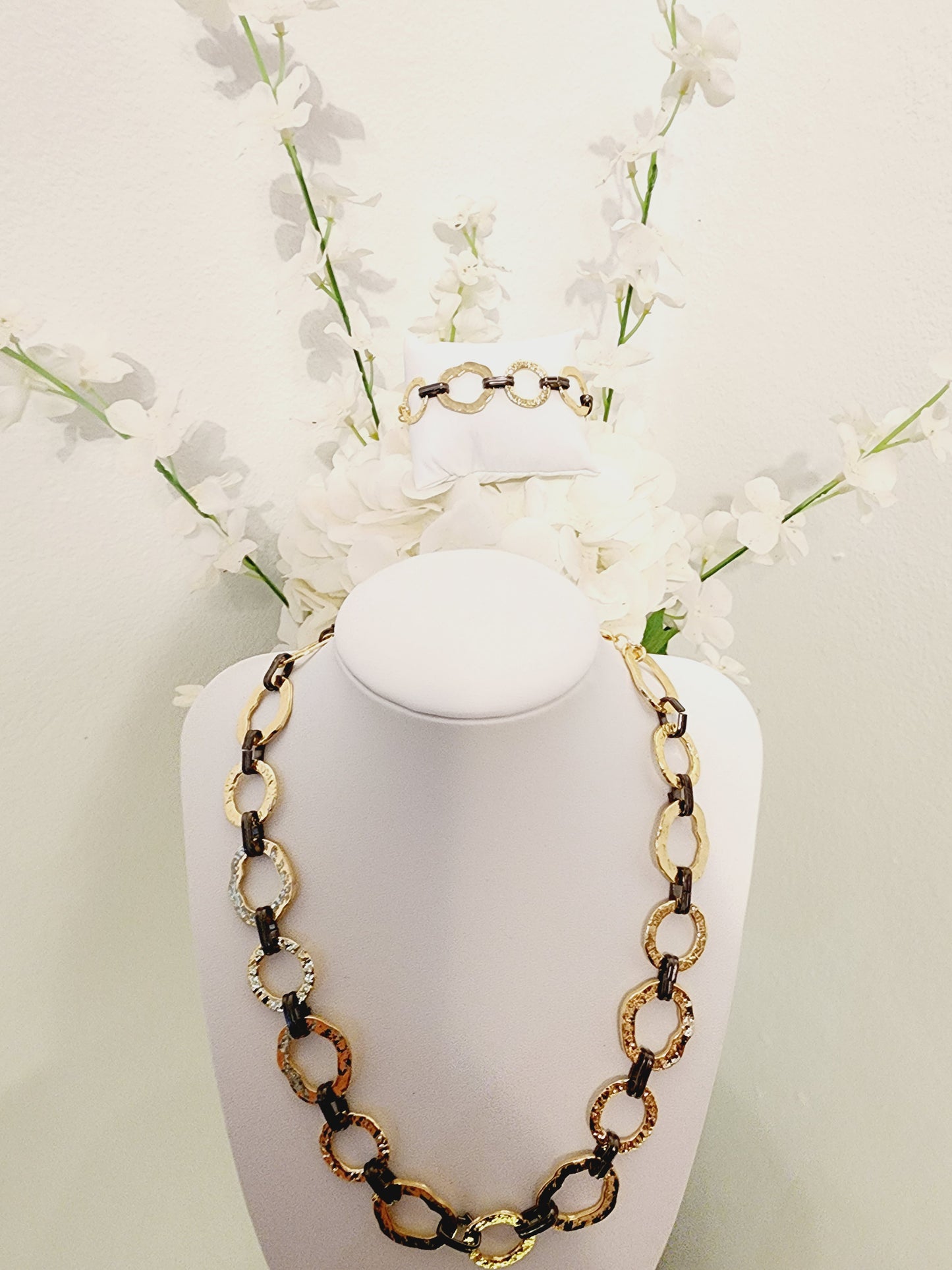Rhodium necklace and bracelet set