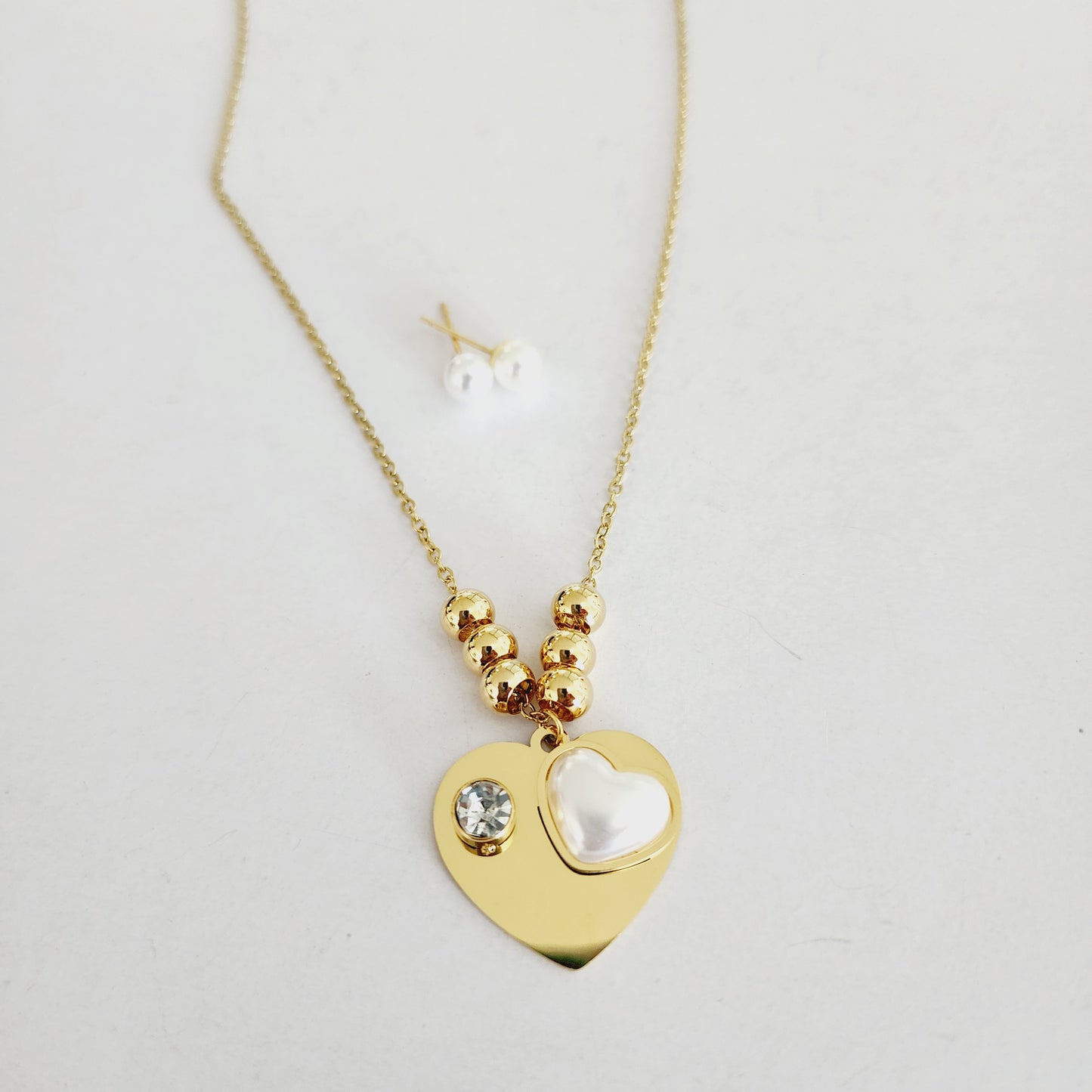 Set of earrings and chain with a golden heart