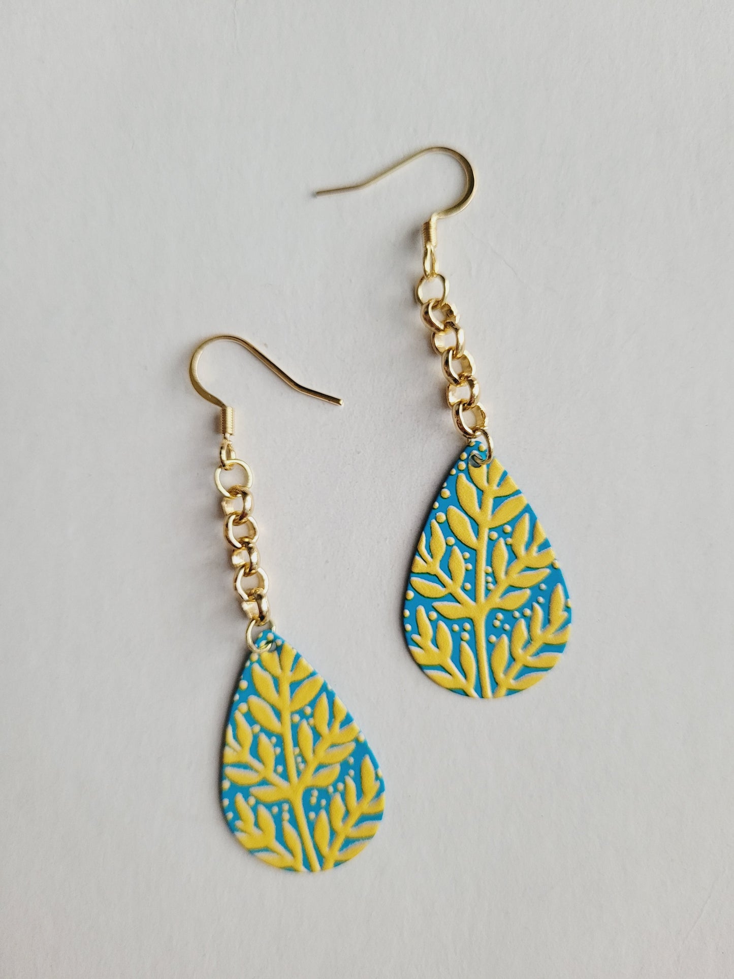 Small drop-shaped earring with different prints