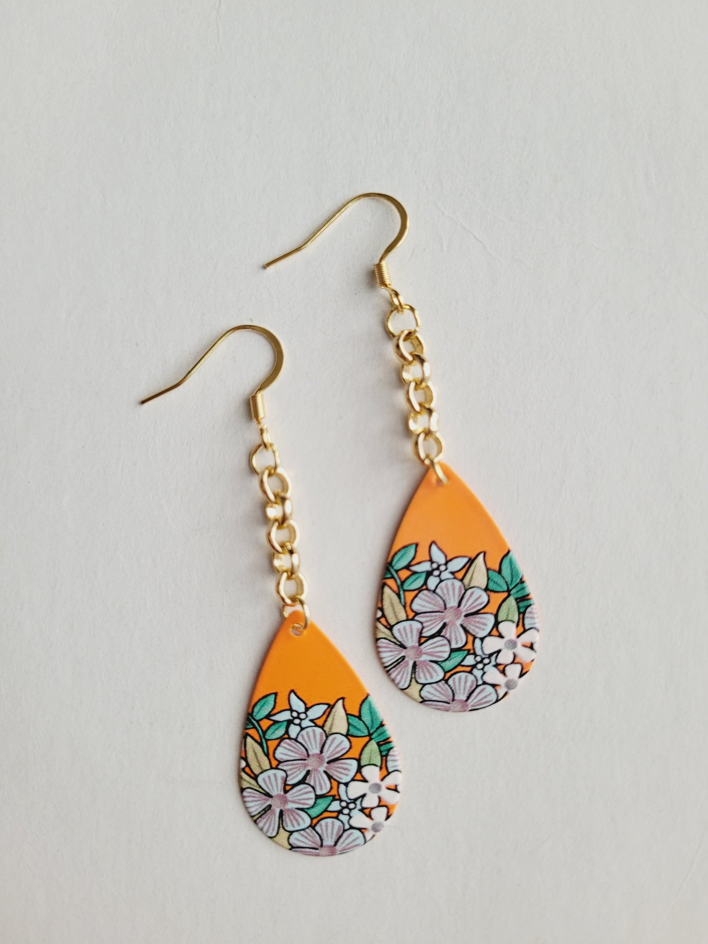 Small drop-shaped earring with different prints