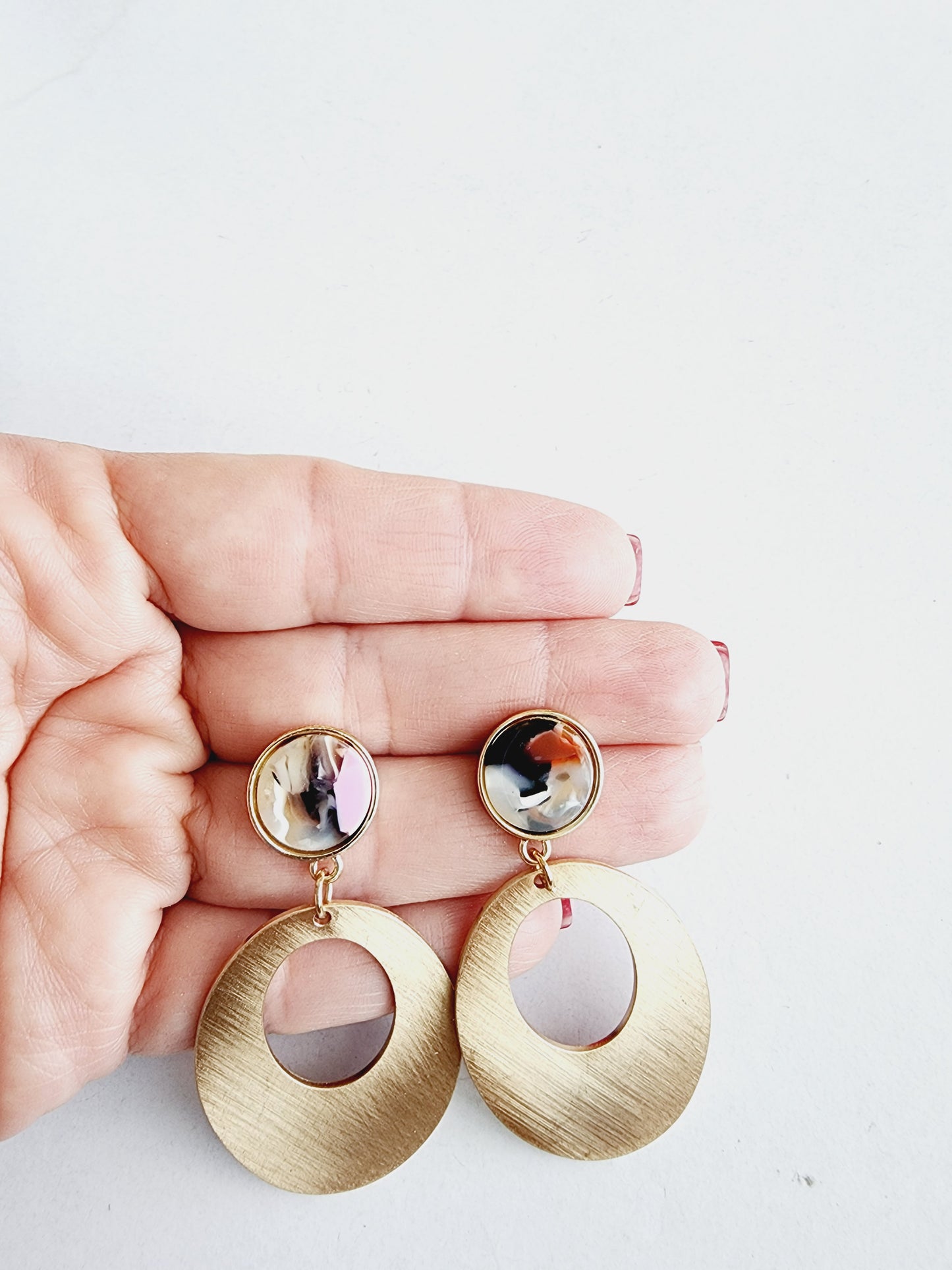 Golden aluminum earring with resin colorin botton