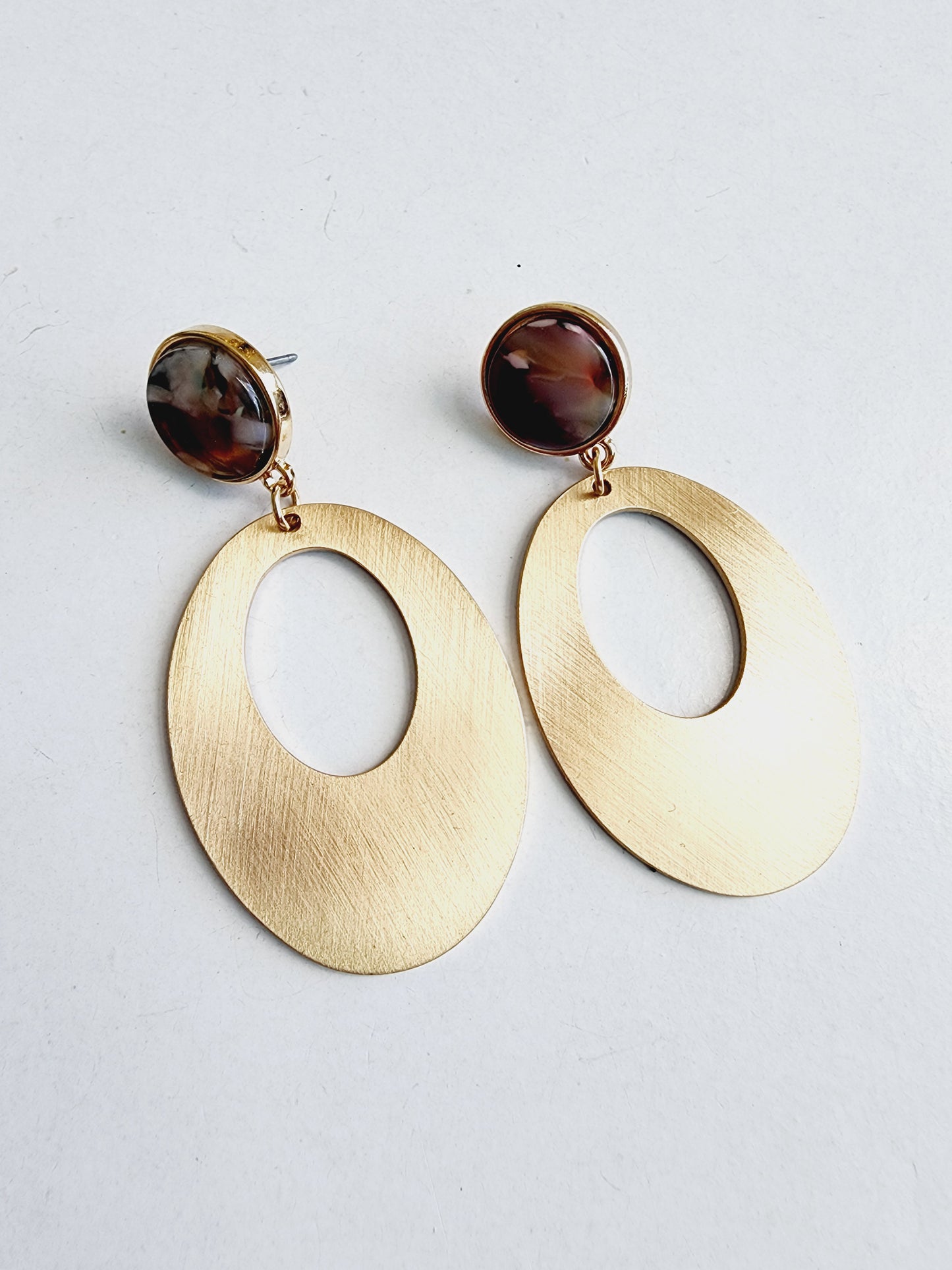 Golden aluminum earring with resin colorin botton