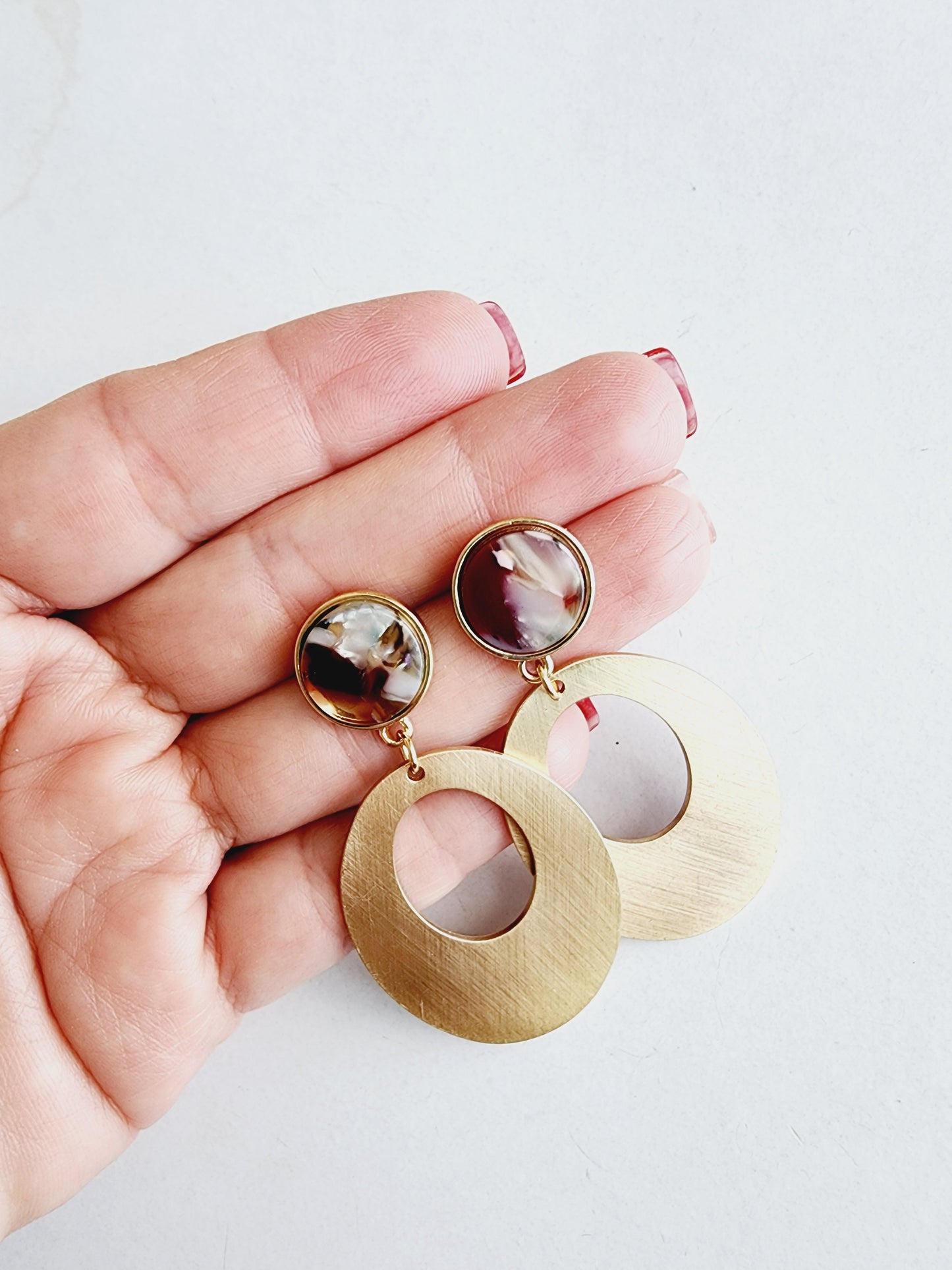 Golden aluminum earring with resin colorin botton