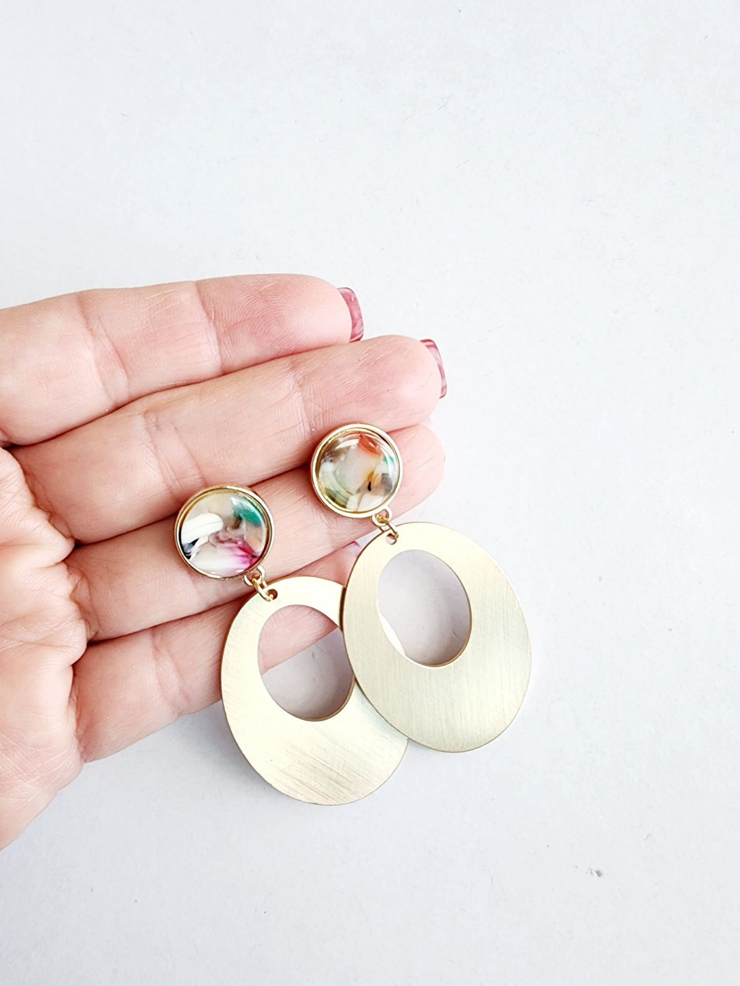 Golden aluminum earring with resin colorin botton