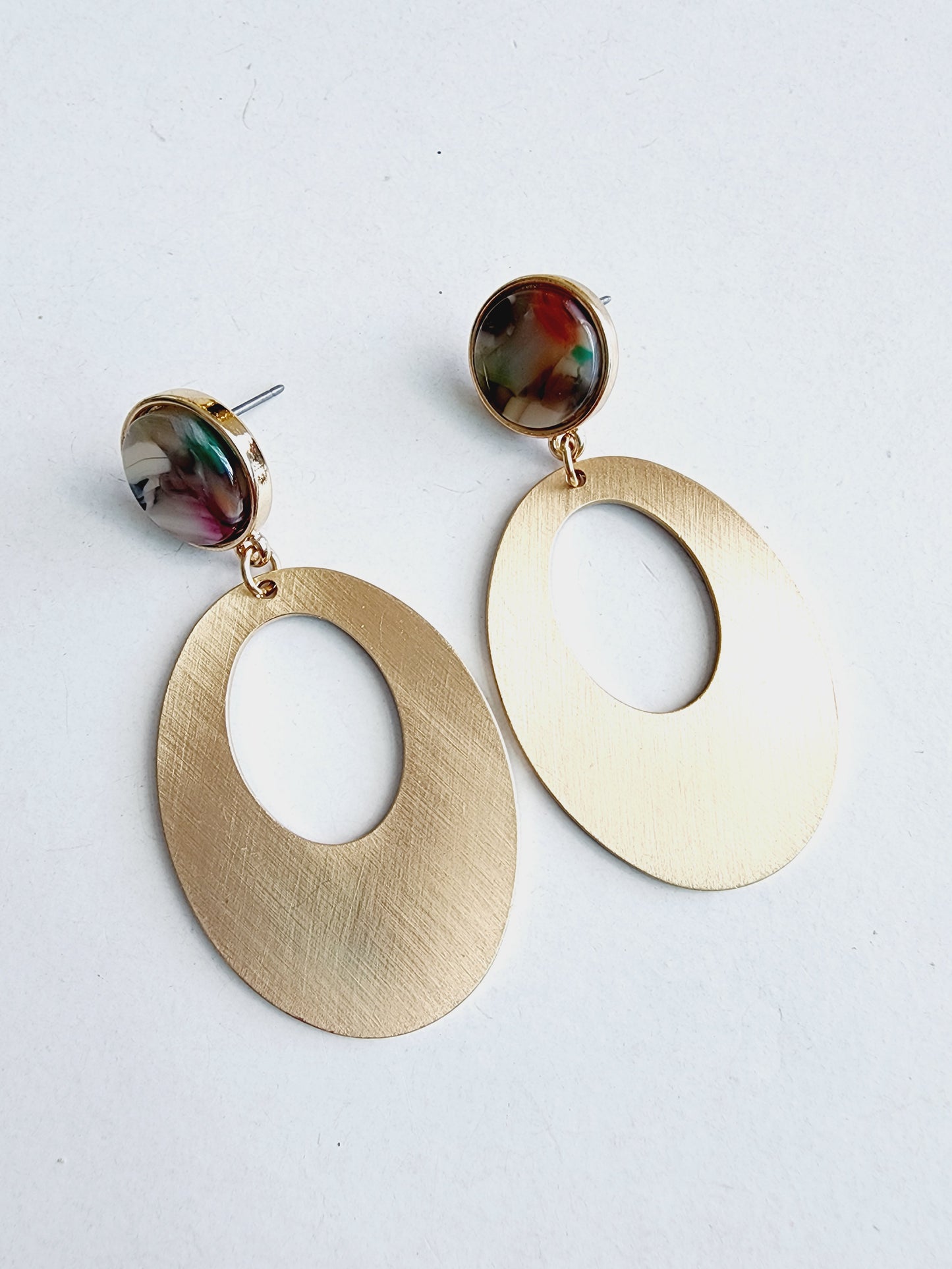 Golden aluminum earring with resin colorin botton