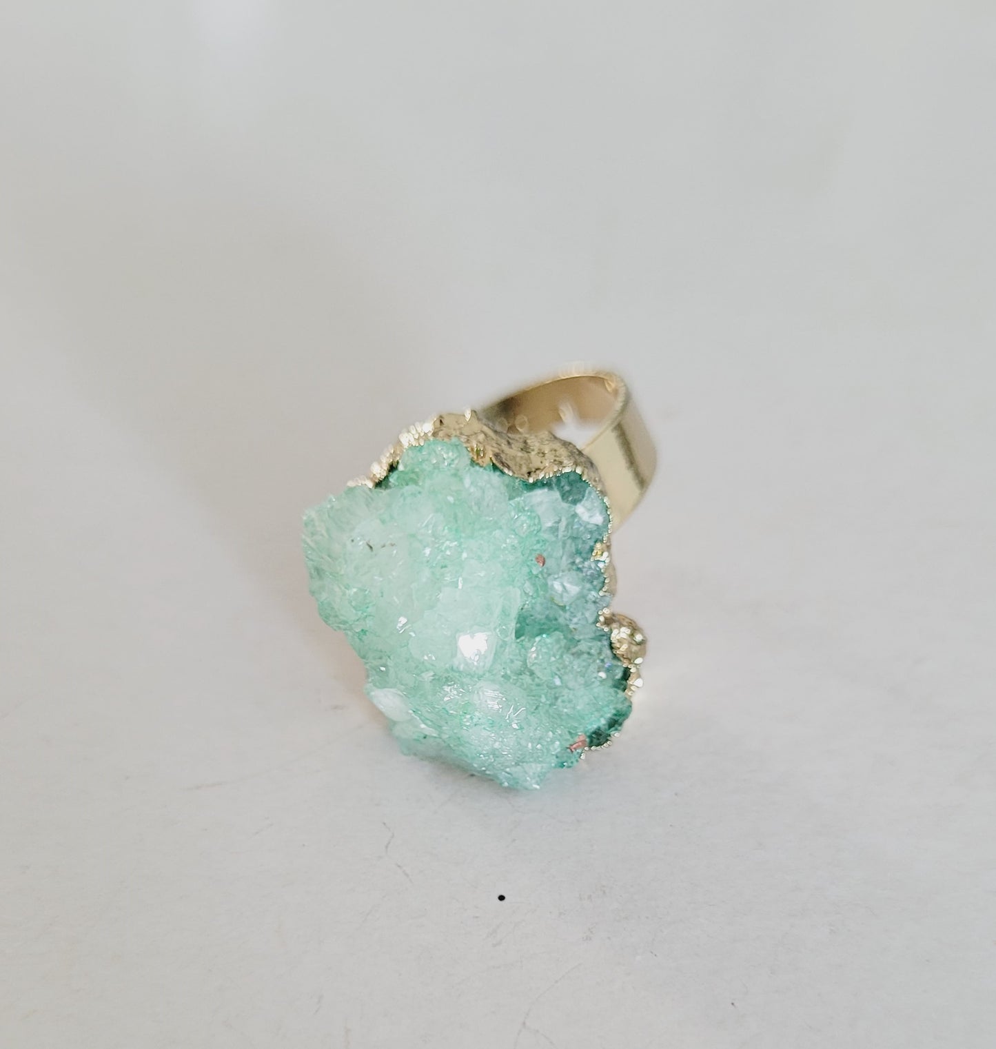 Stone ring that simulates quartz
