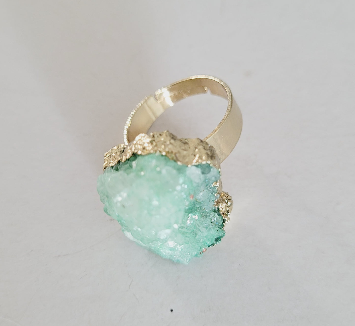 Stone ring that simulates quartz