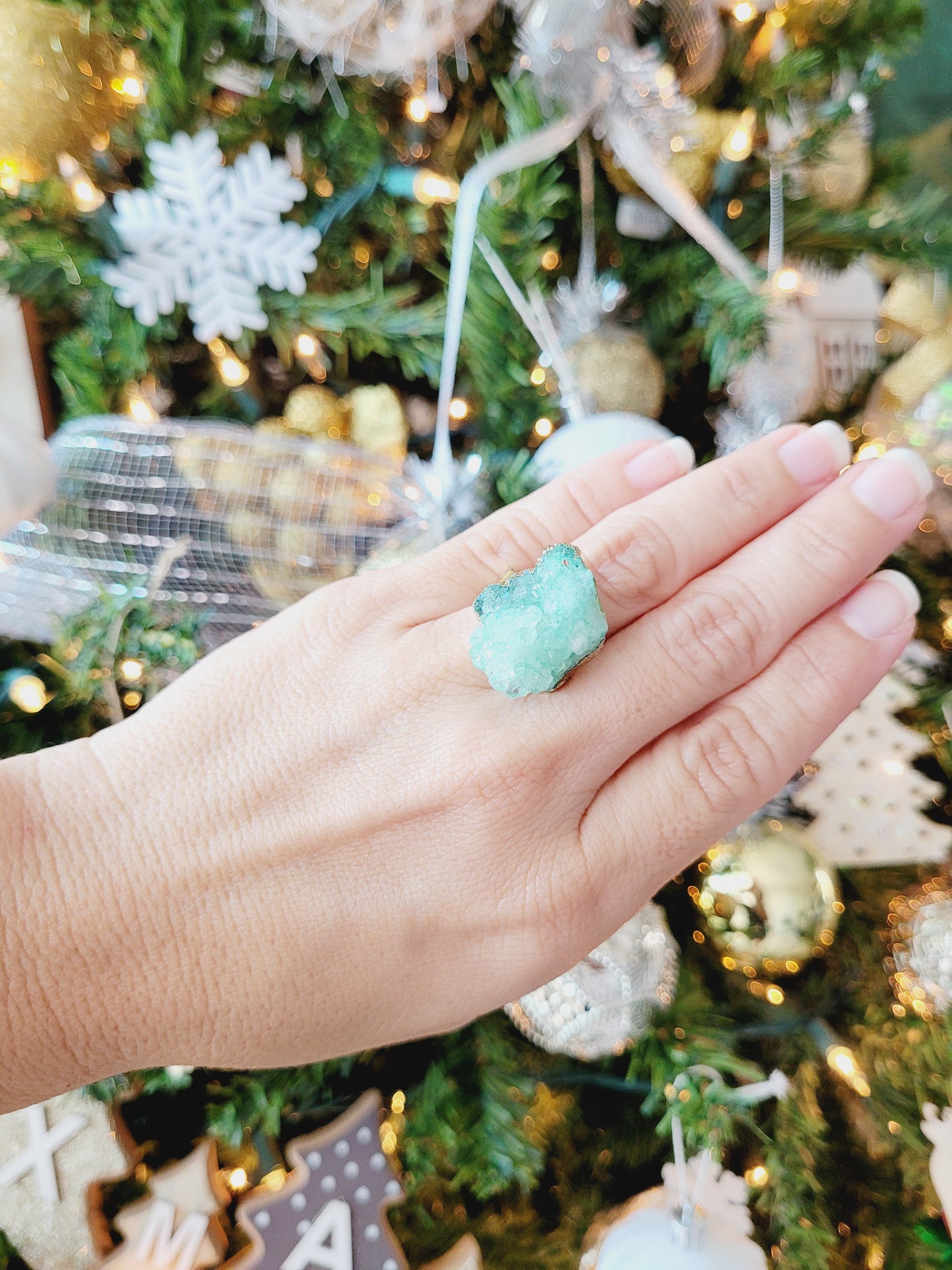 Stone ring that simulates quartz