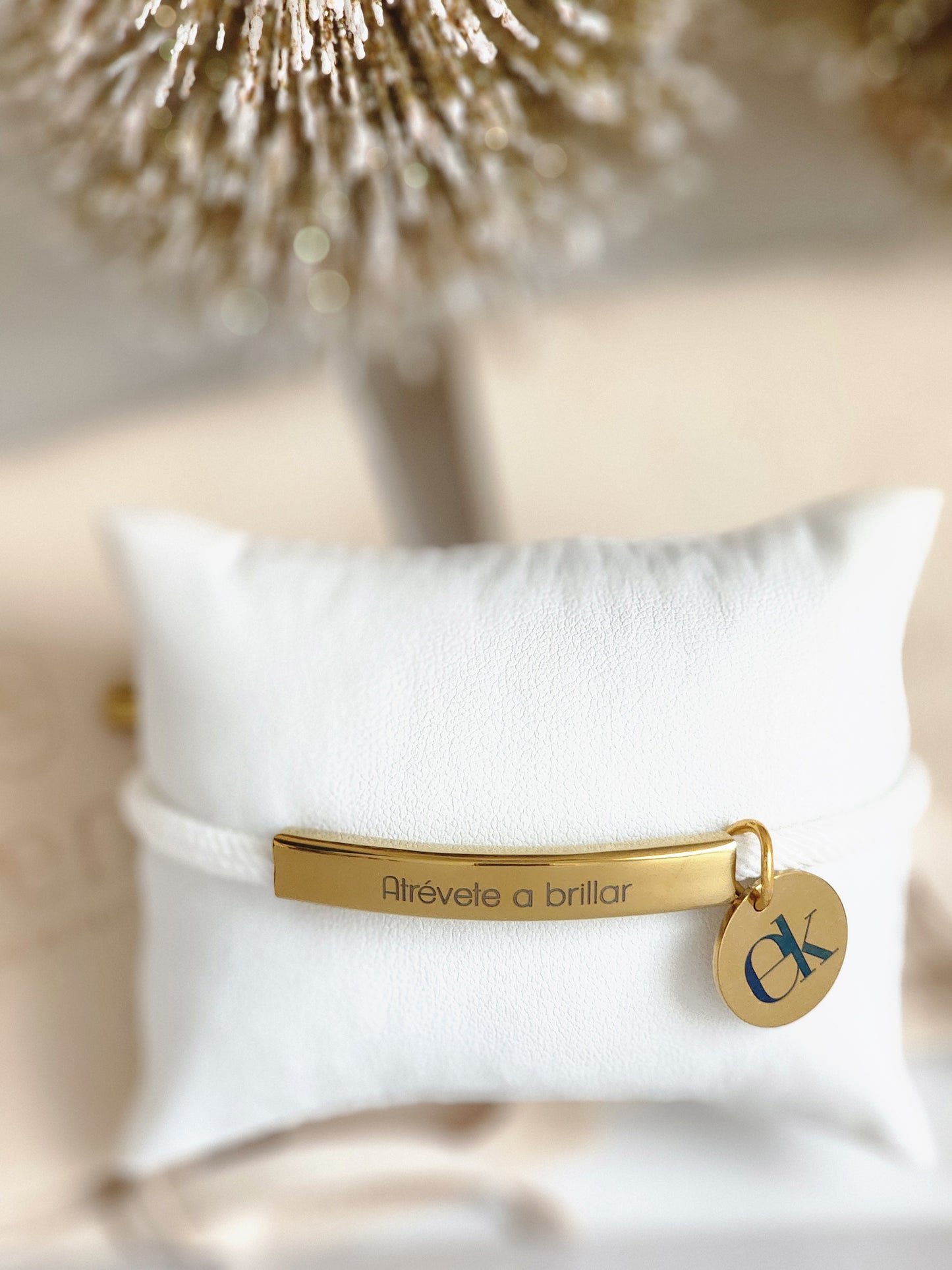 Pulsera Atrévete a Brillar – Blanca con Dorado ✨