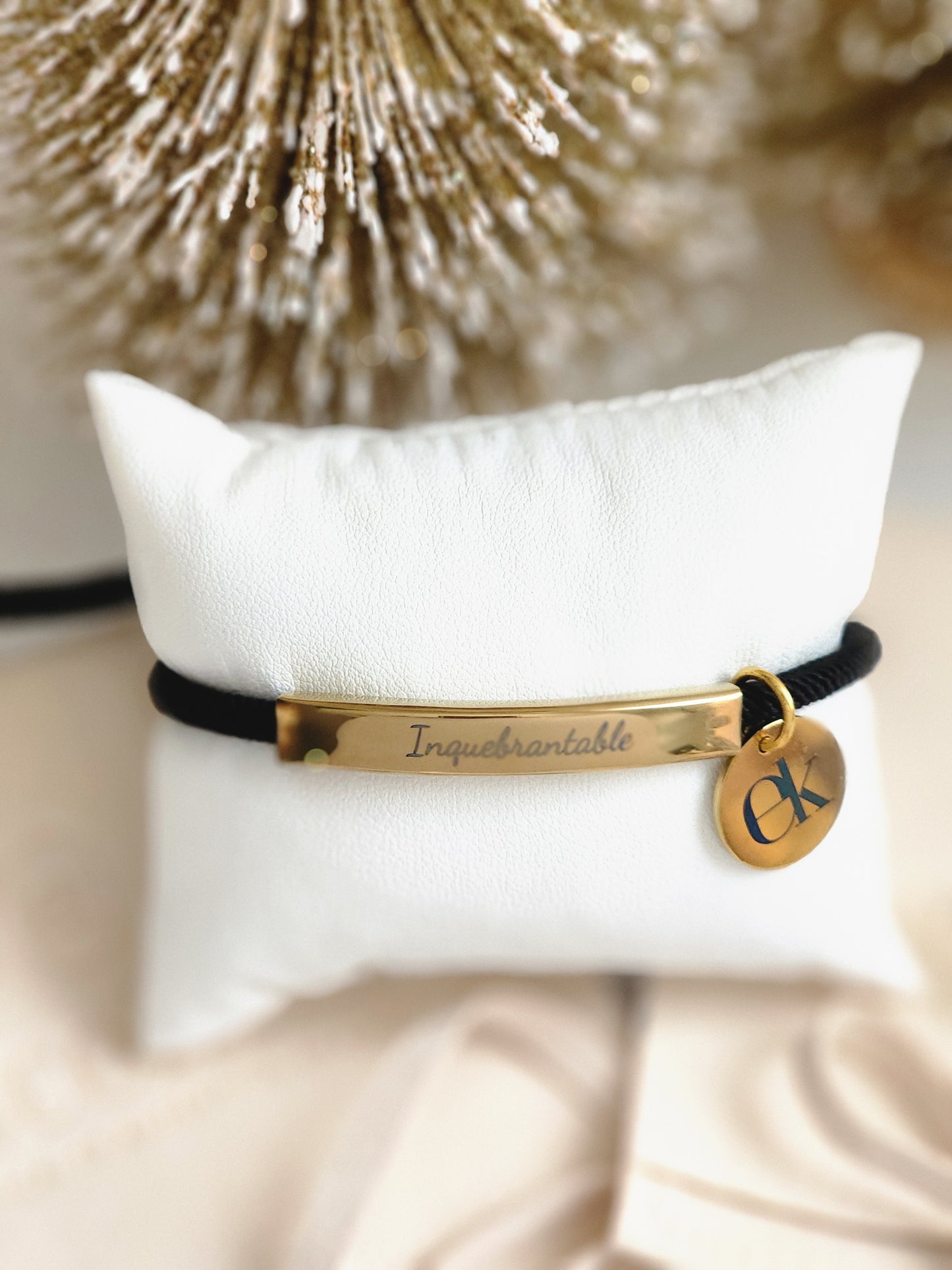 Pulsera Inquebrantable – Negra con Dorado ✨