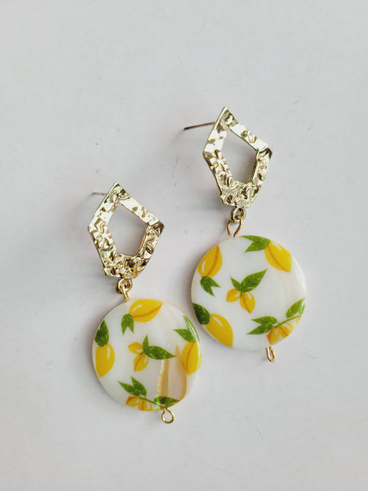 Earring in mother-of-pearl piece with lemons