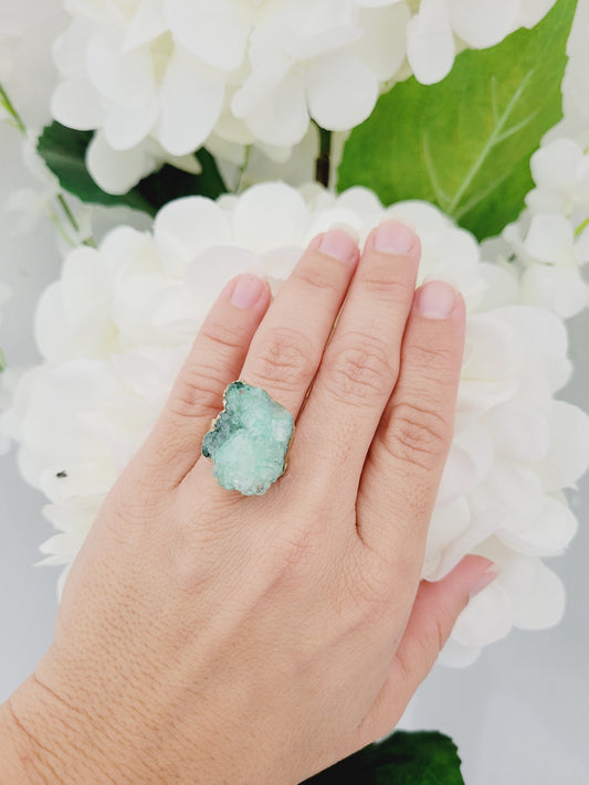 Stone ring that simulates quartz